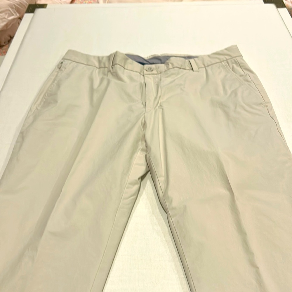 Vineyard Vines On the Go Pants. 38x30. Elastic Waist. Excellent Condition.